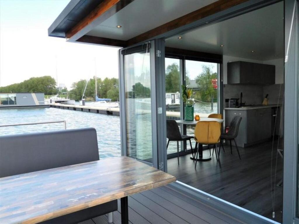 Beautiful Houseboat In The Harbour Of Volendam Near Centre Hotel Exterior photo